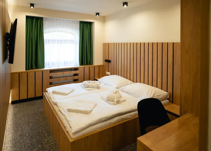 Hunor Es Etterem Hotel Vasarosnameny